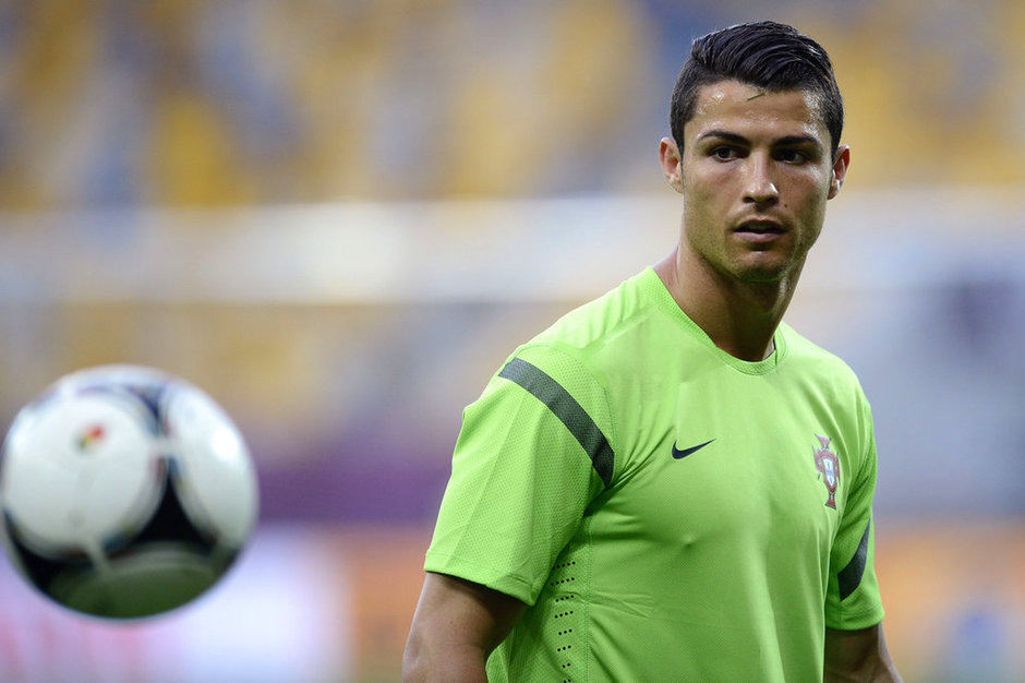 Ronaldo nổi hứng chải tóc mượt mà, lãng tử - Hình 7