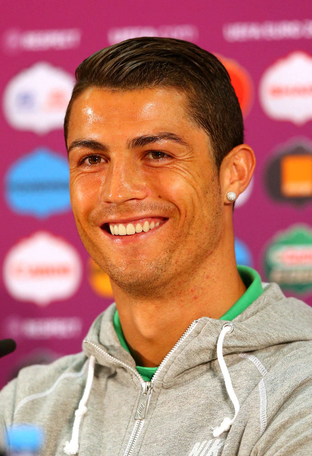 Ronaldo nổi hứng chải tóc mượt mà, lãng tử - Hình 2