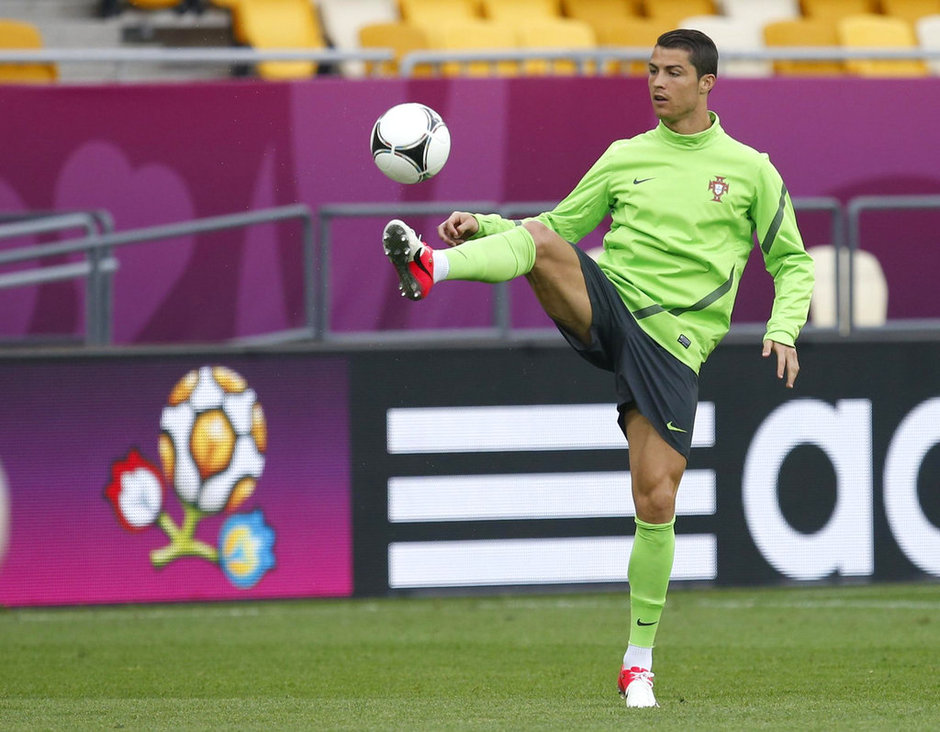 Ronaldo nổi hứng chải tóc mượt mà, lãng tử - Hình 10