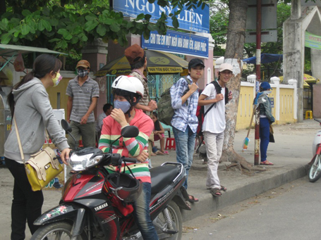 Sĩ tử đổ về thành phố, tình nguyện viên sẵn sàng tiếp sức - Hình 1