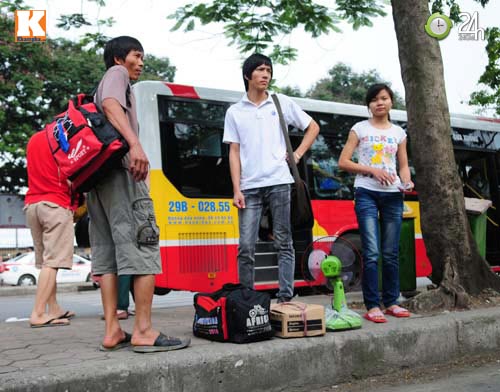 Sĩ tử ùn ùn lên Hà Nội dự thi đại học - Hình 5