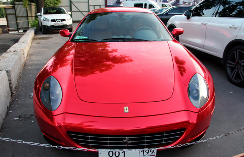 Siêu xe Ferrari mạ crôm đỏ rực - Hình 1