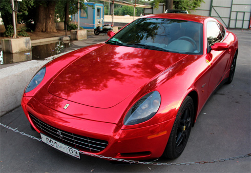 Siêu xe Ferrari mạ crôm đỏ rực - Hình 2