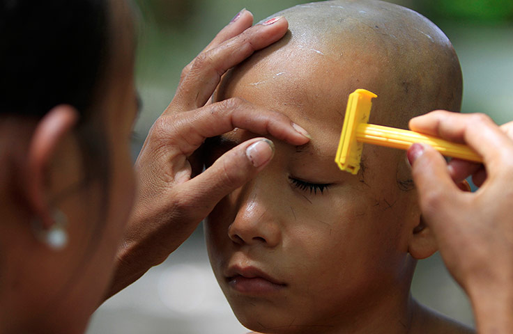 TG 24 giờ qua ảnh: Nông dân đi trên ruộng bậc thang - Hình 2