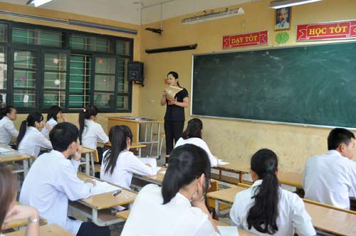 Thí sinh đang làm bài thi môn Văn - Hình 10
