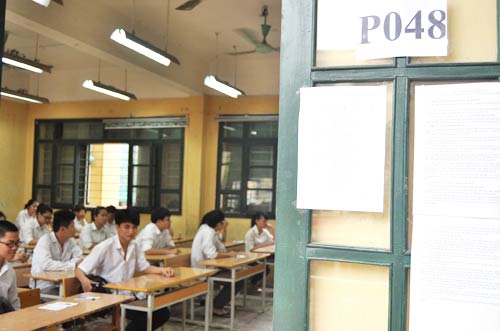 Thí sinh đang làm bài thi môn Văn - Hình 3