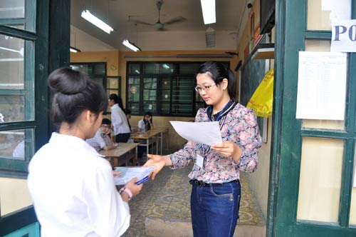 Thí sinh đang làm bài thi môn Văn - Hình 2
