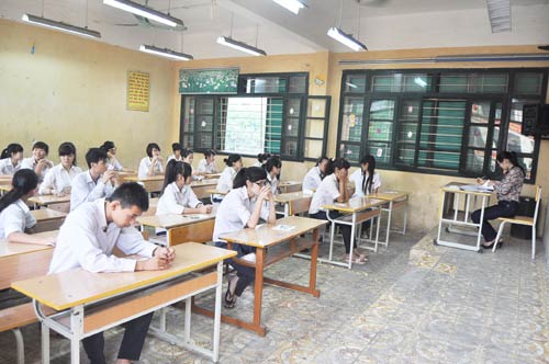 Thí sinh đang làm bài thi môn Văn - Hình 4