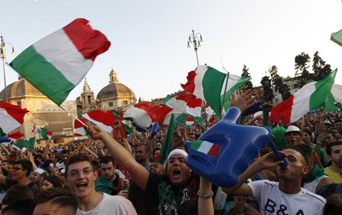Fan Italy phấn khích ăn mừng trên phố - Hình 1