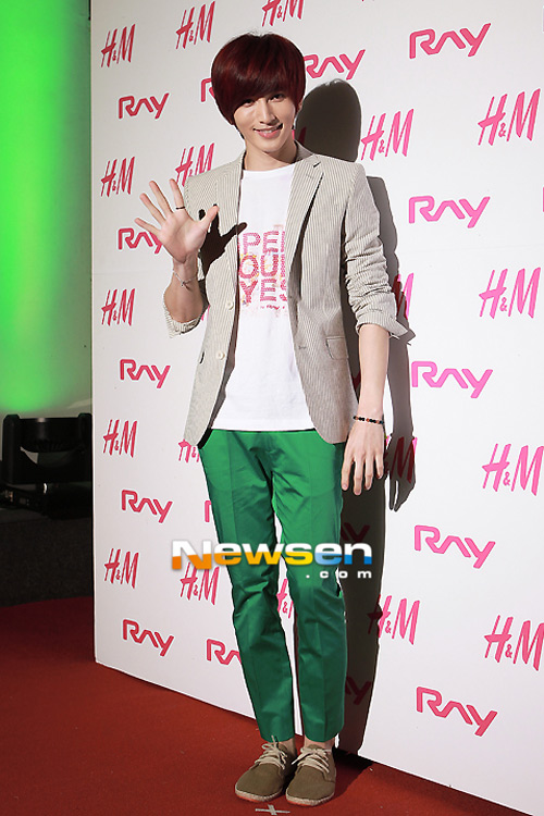 Xu hướng quần màu mè của sao nam K-pop - Hình 15