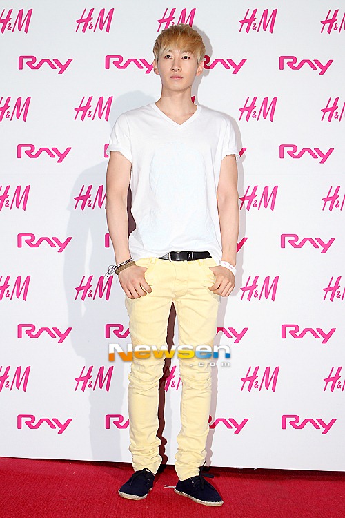 Xu hướng quần màu mè của sao nam K-pop - Hình 6