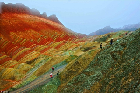 Những Ngọn Núi Sắc Màu Đẹp Như Tranh Vẽ - Lạ Vui - Việt Giải Trí