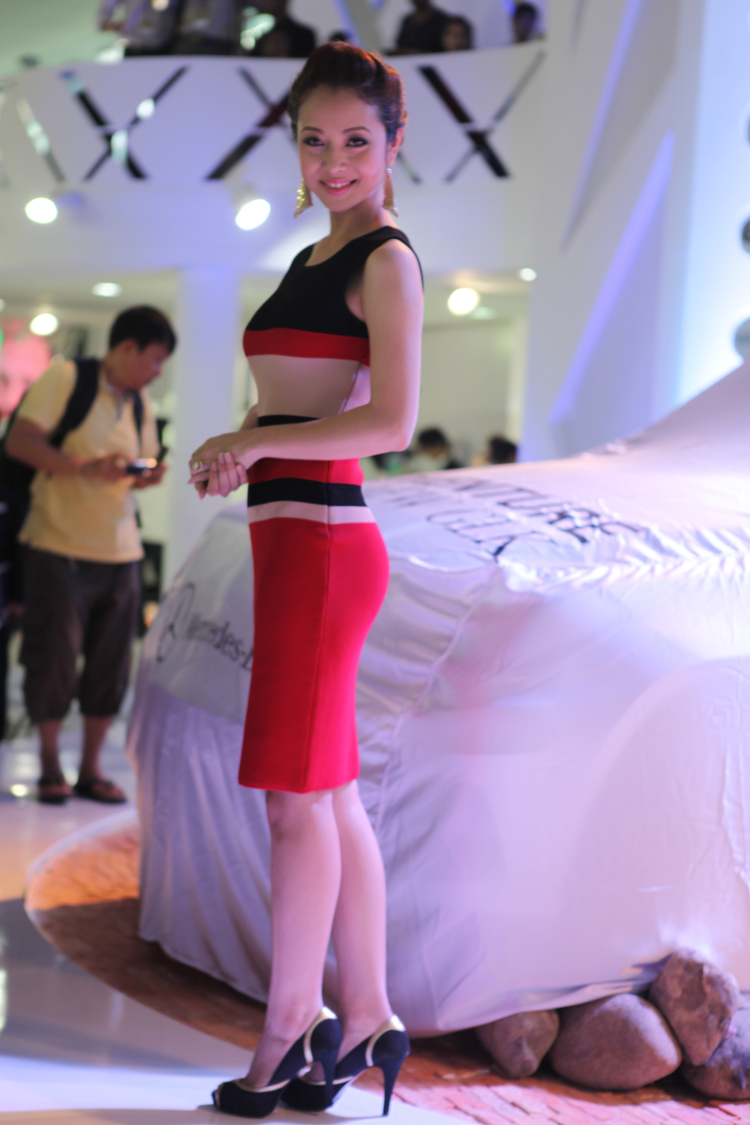 Jennifer Phạm khoe đường cong tại Mercedes - Hình 9