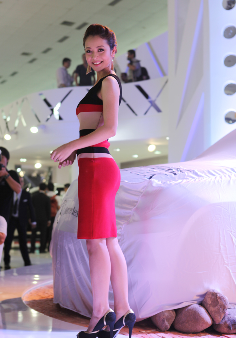 Jennifer Phạm khoe đường cong tại Mercedes - Hình 4