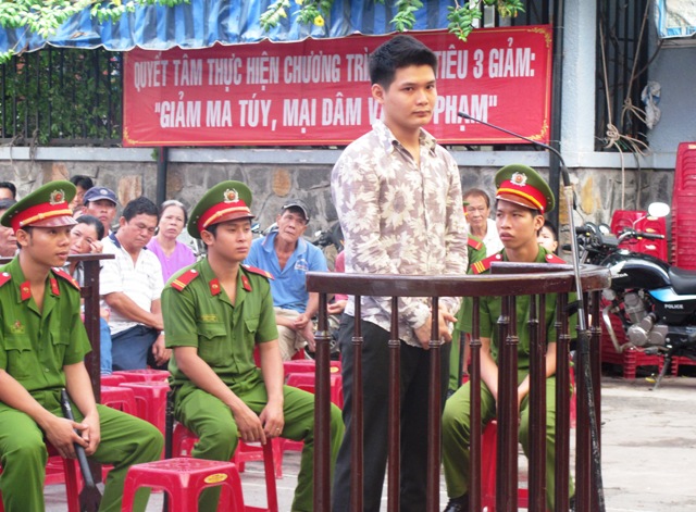Đâm thấu ngực, thủng tim bạn chỉ vì đôi giày bata - Hình 1