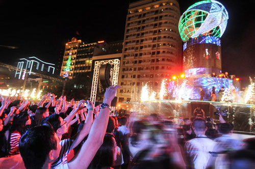 Hàng chục ngàn người nhảy flashmob mừng năm mới 2013 - Hình 12