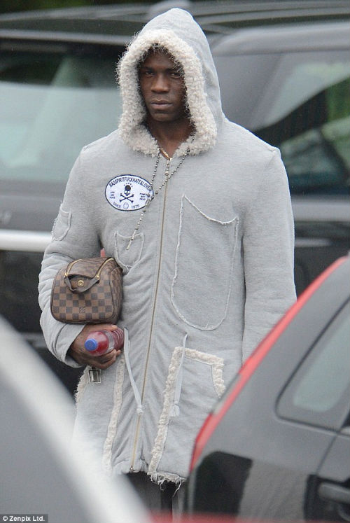 Hình ảnh u sầu hiếm thấy của Balotelli - Hình 1