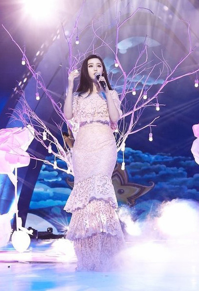 Liễu Nham, Phạm Băng Băng bận rộn vào thời khắc giao thừa - Hình 6