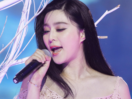 Liễu Nham, Phạm Băng Băng bận rộn vào thời khắc giao thừa - Hình 7