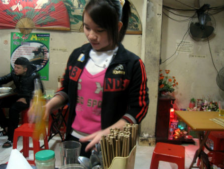 Nhọc nhằn sinh viên kiếm tiền ngày Tết - Hình 2
