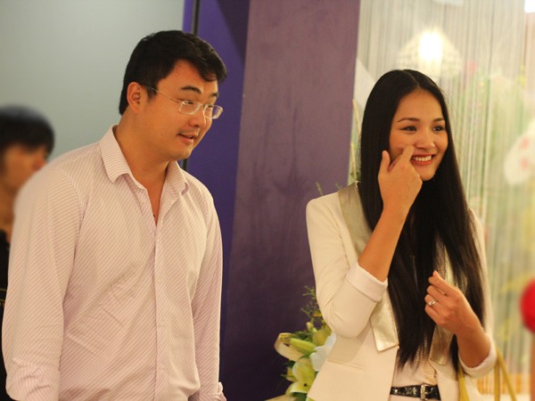 Những em bé nổi tiếng sẽ chào đời trong năm 2013 - Hình 10