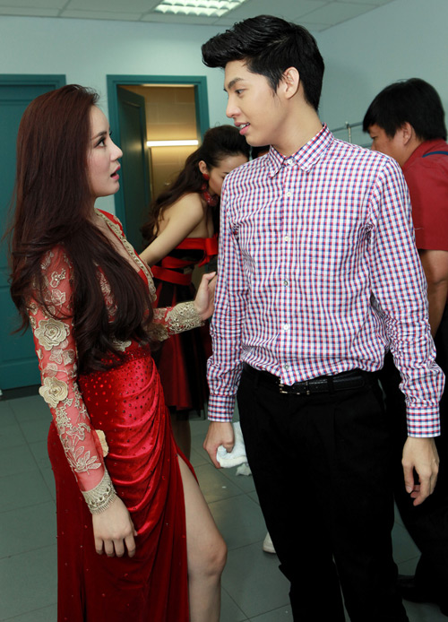 Noo Phước Thịnh ôm ấp Vy Oanh trong hậu trường - Hình 2