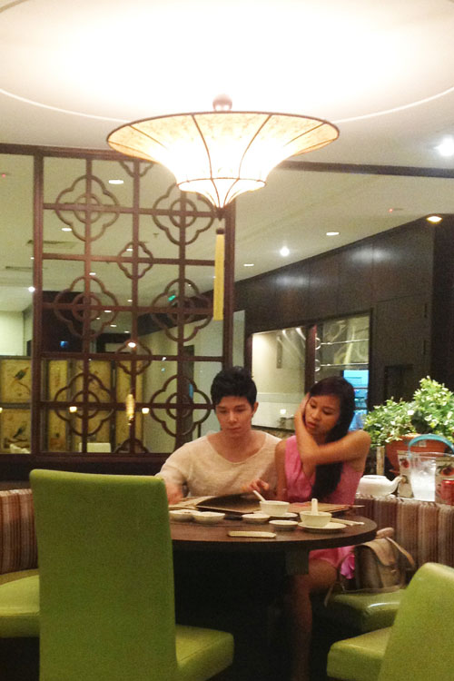 Phương Mai, Nathan Lee ôm ấp nhau đón giao thừa - Hình 1