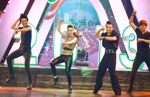 Vợ chồng Thúy Hạnh hát mừng năm mới - Hình 5