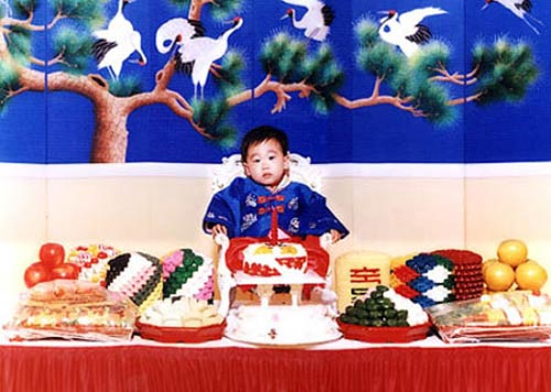 Корейский год ребенку. Корейский Асянди 1 годик. Первый день рождения в Корее. Годик у корейцев. Асянди у корейцев столик.
