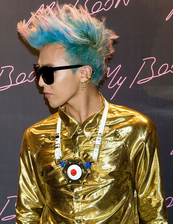 G-Dragon - suy nghĩ: G-Dragon của nhóm nhạc Big Bang không chỉ là một ca sĩ tài năng, mà còn là một nhà thiết kế thời trang và ông trùm âm nhạc. Khám phá suy nghĩ sáng tạo, tầm nhìn độc đáo và phong cách nghệ thuật cực kỳ cá tính của G-Dragon qua bức ảnh đầy mê hoặc này!