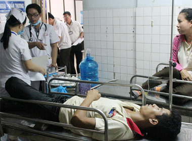 Ăn cơm xong, hàng trăm công nhân nhập viện - Hình 1