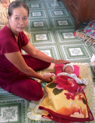 Bé suýt bị chôn sống được gửi vào trại trẻ mồ côi - Hình 2