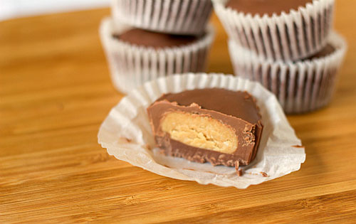 6 Cách làm kẹo socola đậu phộng siêu dễ dàng 04