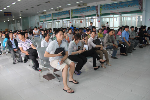 Hôm nay bán vé tàu Tết: Người may mắn có thể mua được từ chiều qua - Hình 2