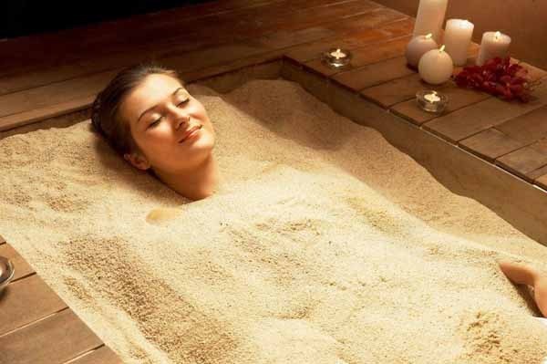 Lột da bằng cát, chăm tóc từ dừa... 1.001 cách chị em làm đẹp - Hình 1