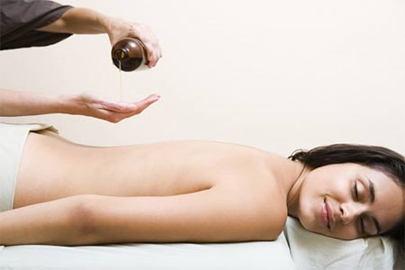 Lột da bằng cát, chăm tóc từ dừa... 1.001 cách chị em làm đẹp - Hình 10