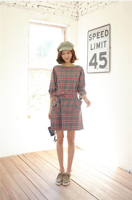 Ngọc Trinh diện váy cưới Jennifer Phạm xì tin