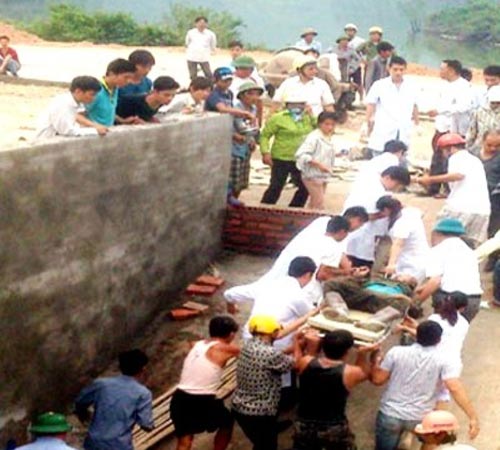 Sập bờ kè bê tông, 4 người bị đè chết - Hình 1