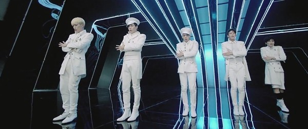Taemin sexy giữa đội hình kín như bưng của SHINee - Hình 1