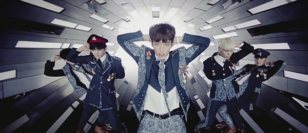 Taemin sexy giữa đội hình kín như bưng của SHINee - Hình 5