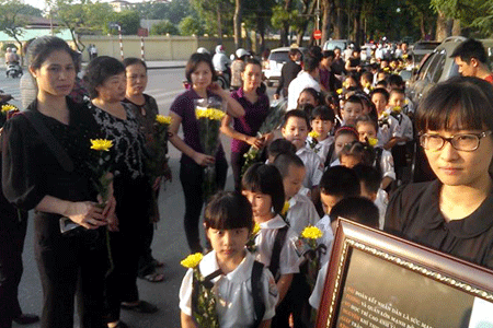 Thiếu niên, nhi đồng xếp hàng viếng Đại tướng - Hình 4