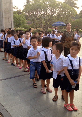Thiếu niên, nhi đồng xếp hàng viếng Đại tướng - Hình 2