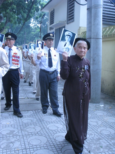 Xúc động mẹ Việt Nam anh hùng viếng Đại tướng - Hình 1