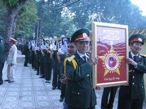 Xúc động mẹ Việt Nam anh hùng viếng Đại tướng - Hình 3