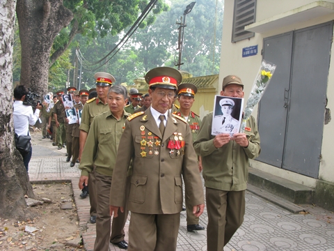 Xúc động mẹ Việt Nam anh hùng viếng Đại tướng - Hình 6