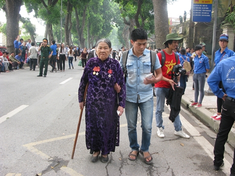 Xúc động mẹ Việt Nam anh hùng viếng Đại tướng - Hình 11