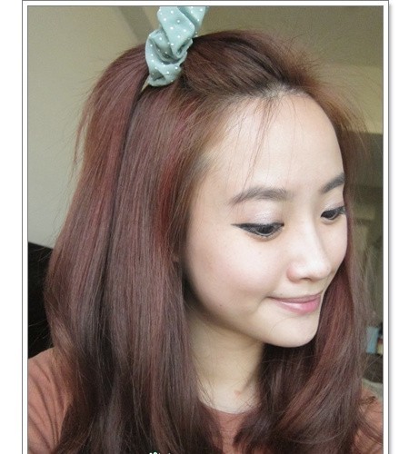 Bạn muốn tạo cho mình một kiểu búi tóc đẹp Hàn Quốc, tinh tế và sang trọng? Những chi tiết nhỏ đơn giản như phụ kiện, hoa đính, hoặc một vài sợi tóc bổ sung có thể giúp bạn tạo nên những kiểu tóc đẹp mê mẩn mọi người.