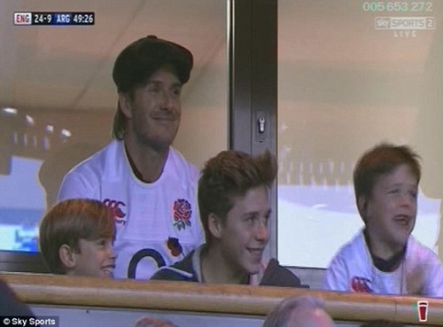 Bà ngoại mất, Beckham đưa quý tử đi xem bóng bầu dục cho vơi nỗi buồn - Hình 6