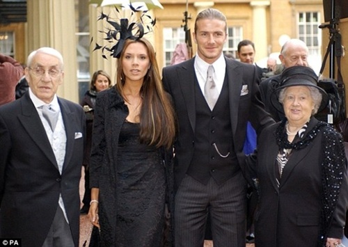 Bà ngoại mất, Beckham đưa quý tử đi xem bóng bầu dục cho vơi nỗi buồn - Hình 3
