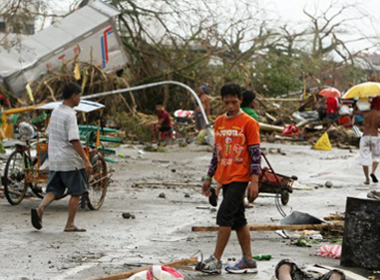 Cha bất lực nhìn siêu bão Haiyan cuốn con đi - Hình 1